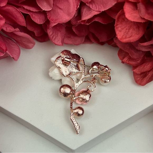 Crystal and Pearl Flower Brooch Lapel Pin - Picture 7 of 9